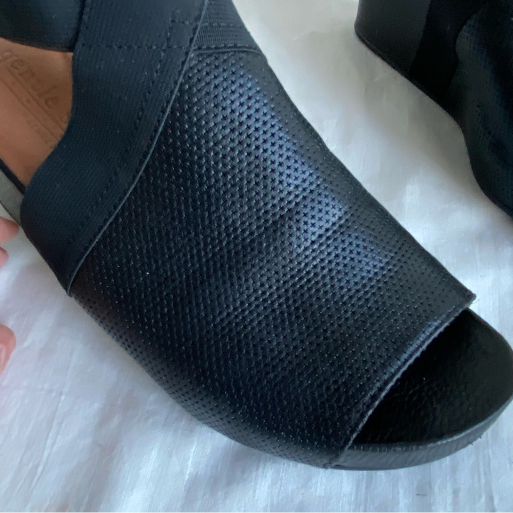 Kenneth Cole Gentle Souls Gianna Black Perforated Leather Sandal Size 9.5 - Picture 9 of 14
